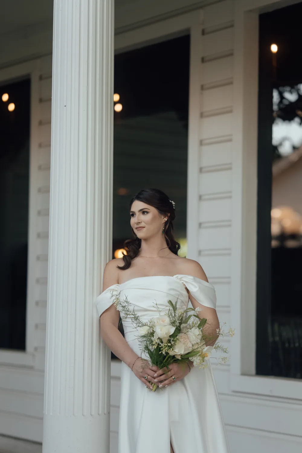 Bridal look with side-swept waves and a bouquet